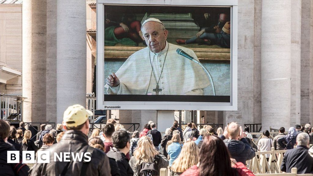 Coronavirus: Pope Francis delivers blessing via videolink