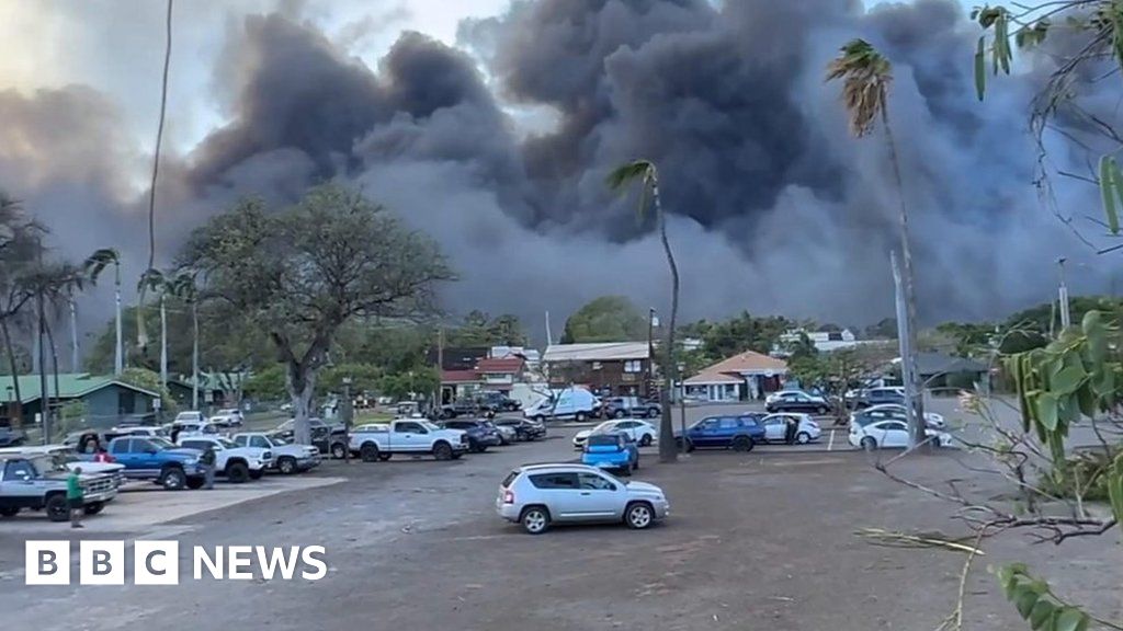 Fire and smoke tears through Maui towns