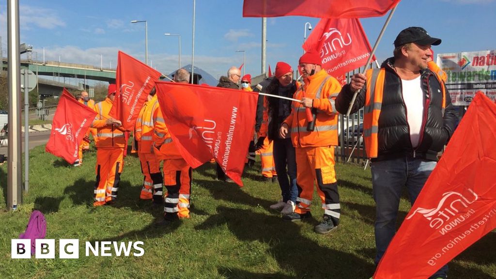 Thurrock bin workers' strike suspended after talks BBC News