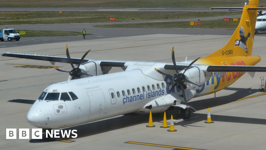 Manchester-Guernsey pilot accused over ice diversion - BBC News