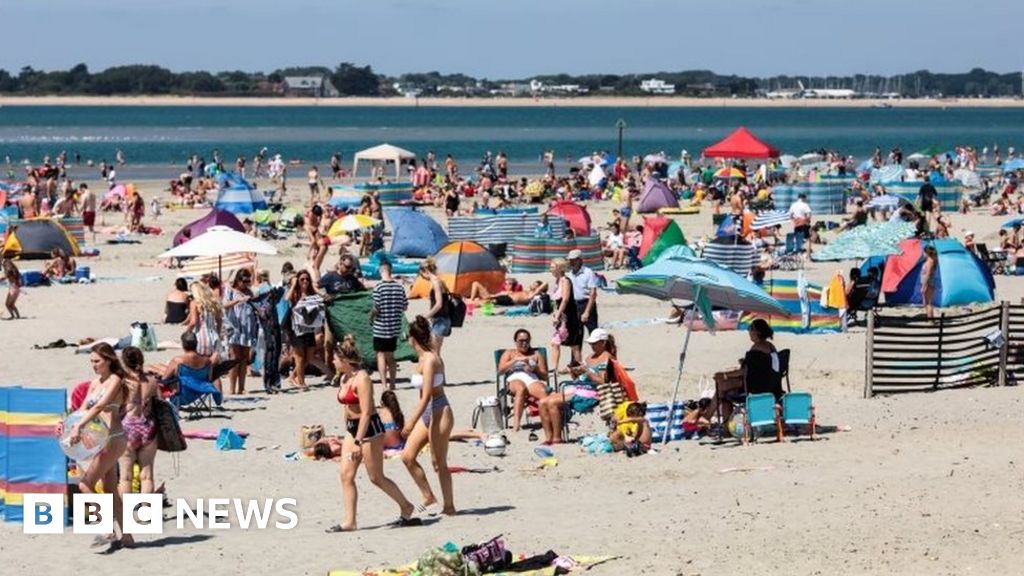 UK Heatwave Met Office Says Stay Out Of The Sun BBC News