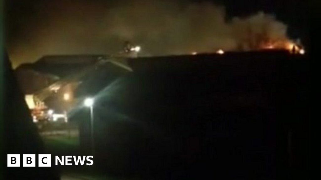 Footage shows HMP Guys Marsh prison fire - BBC News