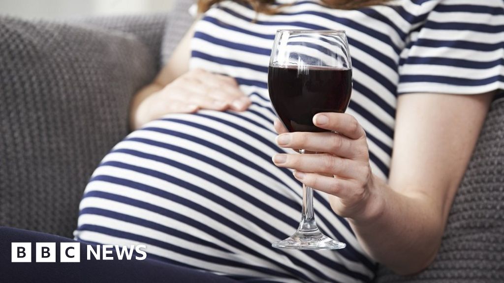 New campaign urges women to avoid alcohol in pregnancy - BBC News