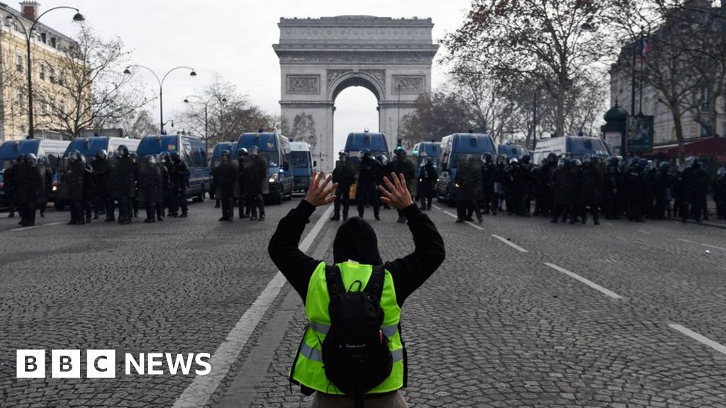In Pictures Frances Latest Protests Bbc News