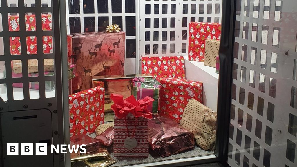Nottingham police officers pay for homeless boy's presents