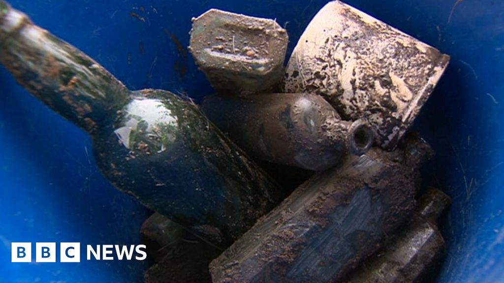 King's Lynn archaeologists uncover Victorian rubbish BBC News