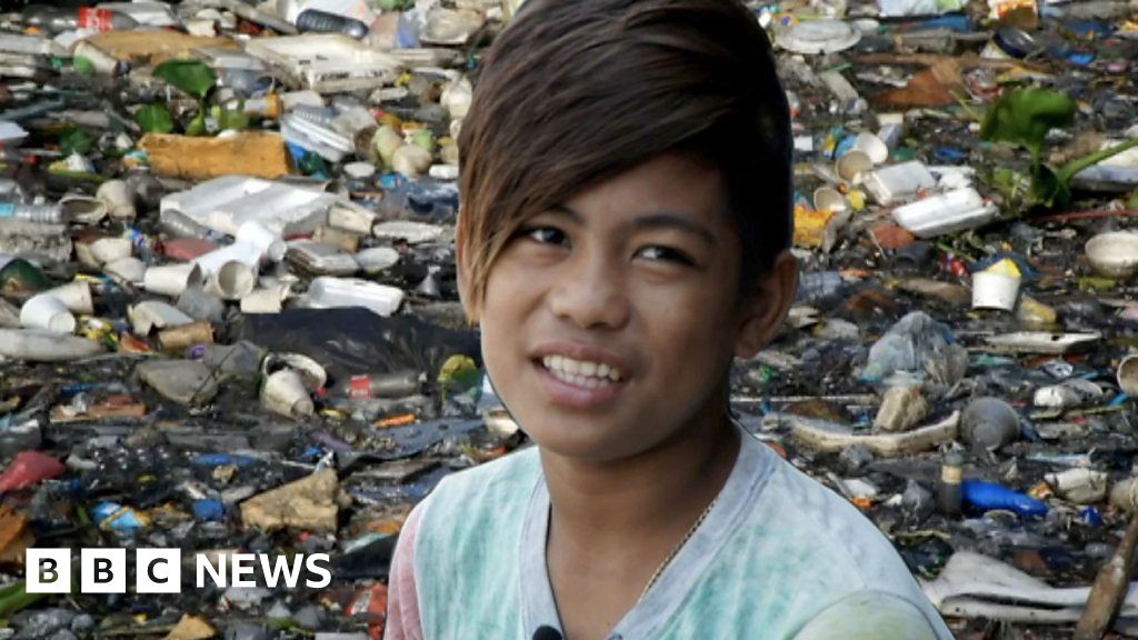 Philippines: The boy diving for plastic