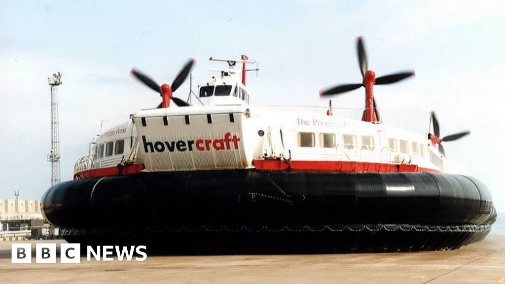 Cross Channel Hovercraft | Copyright   Barry James Wilson | Flickr