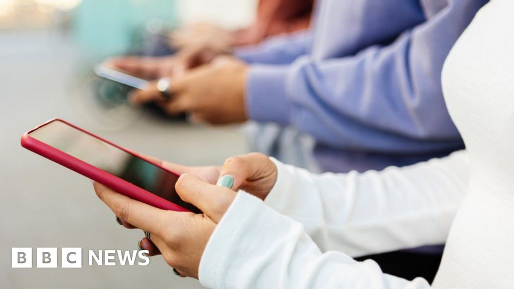 Schools given new guidance on stopping phone use