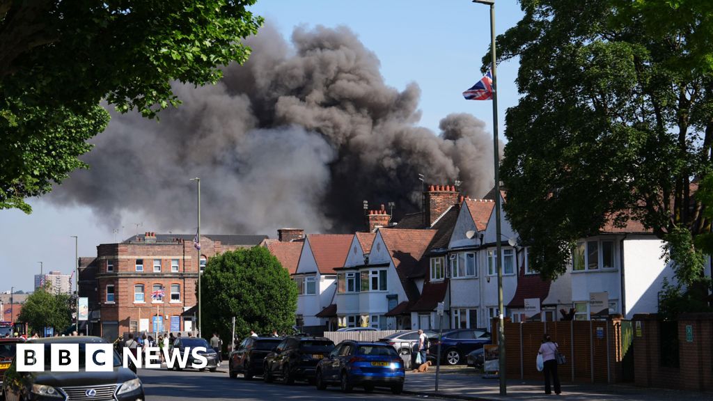 Around 100 firefighters tackle Golders Green blaze