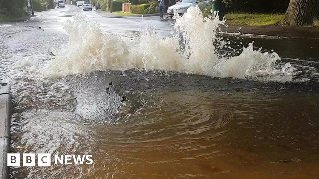 Hot weather cracks water pipe in Hampshire BBC News