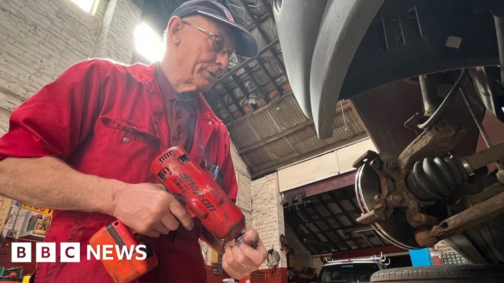 Mo Kitchen Grimsby's 'oldest mechanic' retires after 63 years BBC News