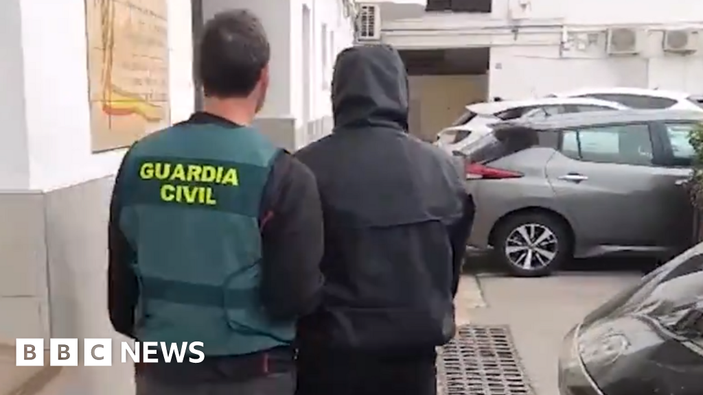 Повече от 100 души са арестувани в Испания обвинени в