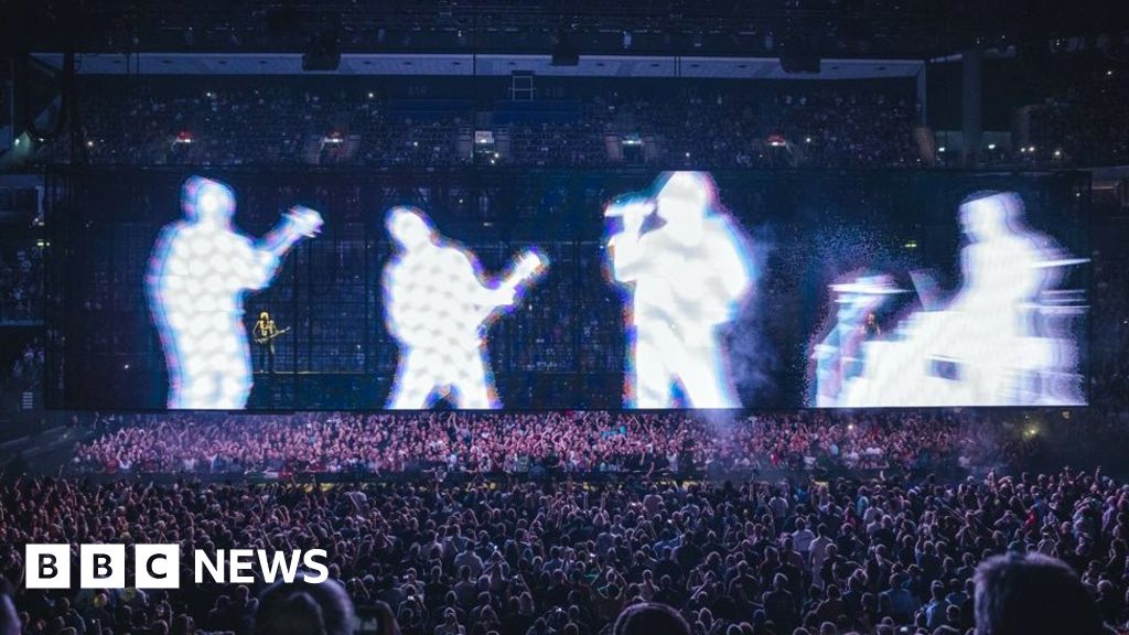 How U2's technology is changing concerts for the better - BBC News