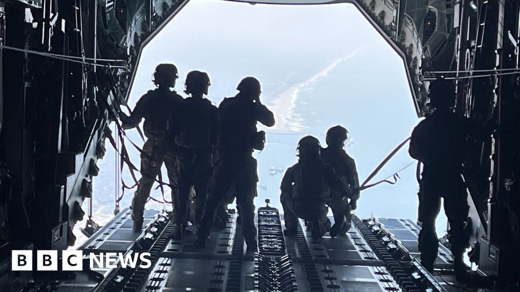 RAF участва в най-голямото десантиране на помощ за Газа