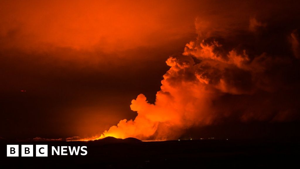 Вулкан в Исландия в снимки: Изригване изхвърля лава и прекъсва пътя