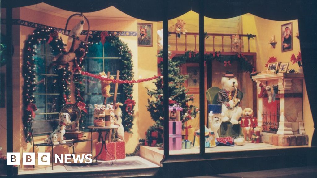 Through the shopping glass: The tradition of the Christmas window - BBC News