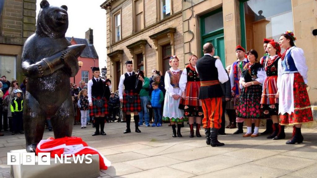 Statue of Polish 'Soldier Bear' unveiled in Duns BBC News