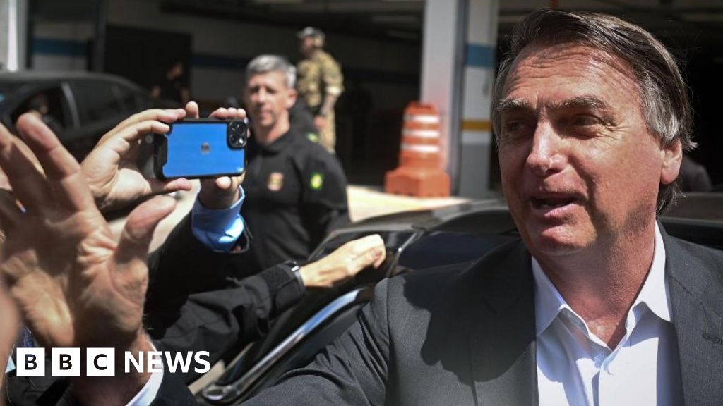 Jair Bolsonaro: Police search home of ex-president