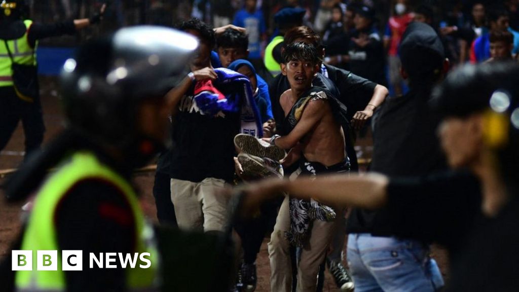Indonesia: Over 120 killed in football stampede