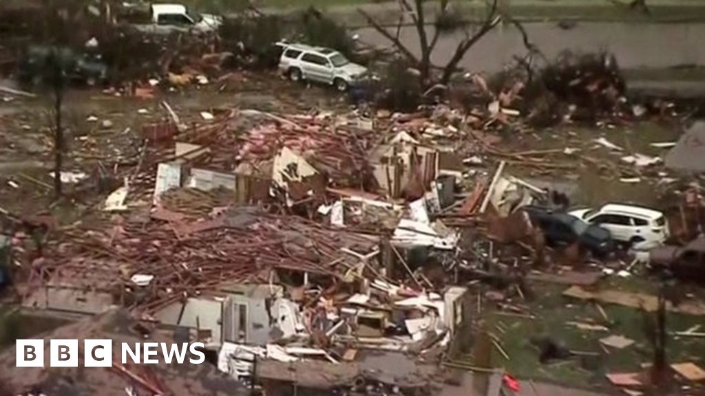 Texas tornadoes Eleven killed in Dallas area BBC News(02)
