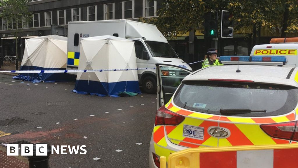 Man dies in Manchester city centre mass brawl - BBC News