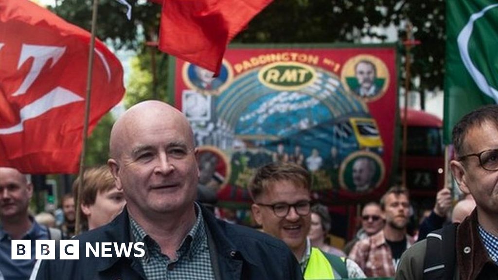 RMT members at Network Rail vote to accept pay deal