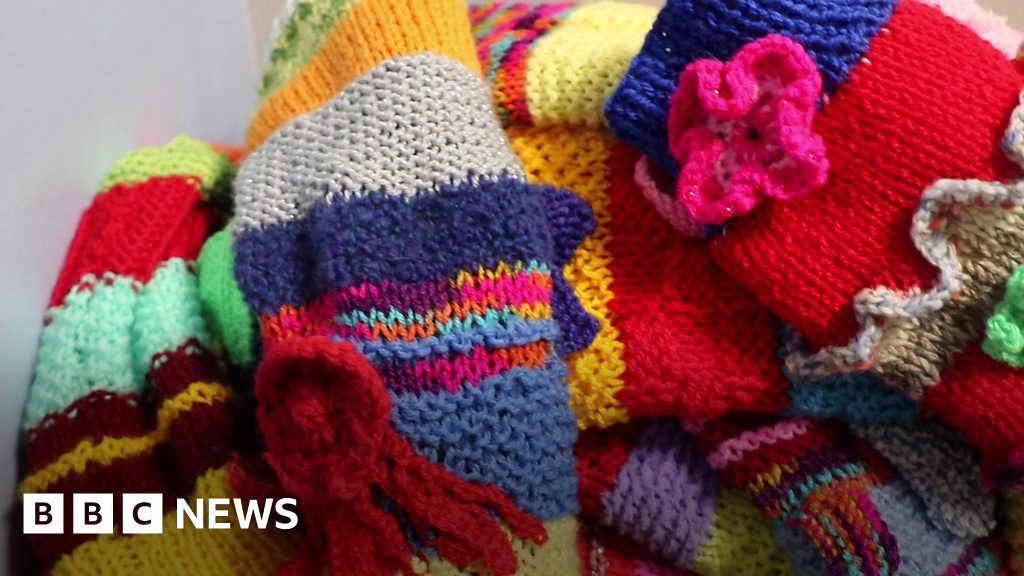 Dementia sleeves Knitters help distract patients from cannulas BBC News
