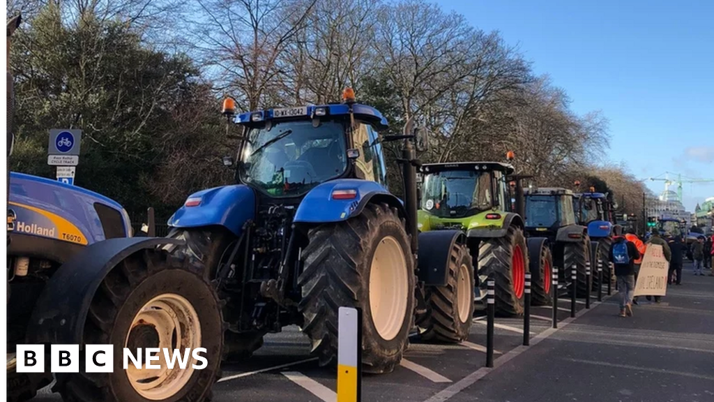 Dublin: Farmers' tractor protest causes traffic chaos