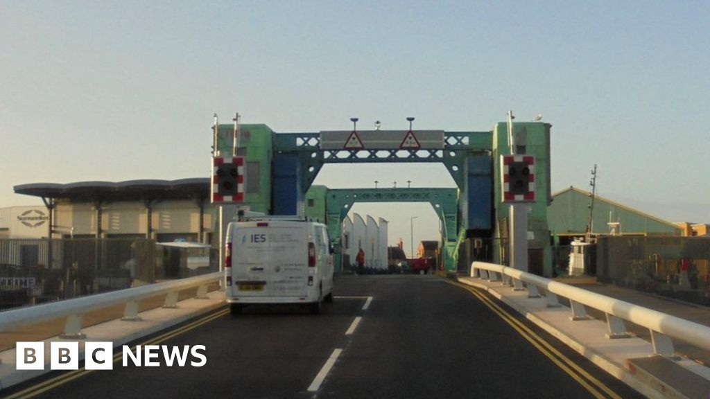 Poole Bridge closed for emergency repairs BBC News
