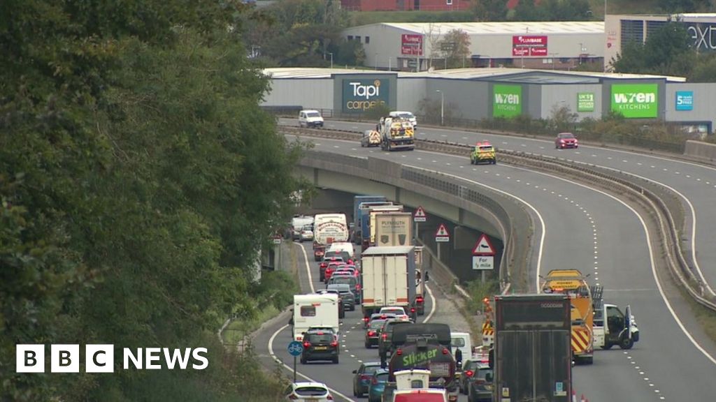 Man dies in crash on A38 near Plymouth - BBC News