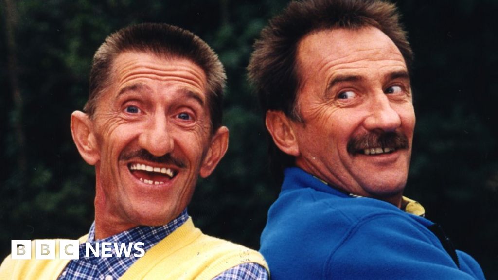 Chuckle Brothers' older brothers pay tribute to Barry Chuckle BBC News