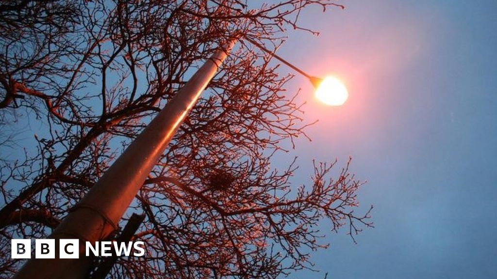 Wirral man sends photos of 6,000 broken street lights to council BBC News