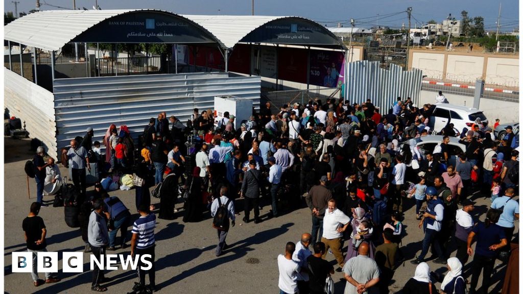 Палестинците се събират на граничния пункт Рафах с Египет в