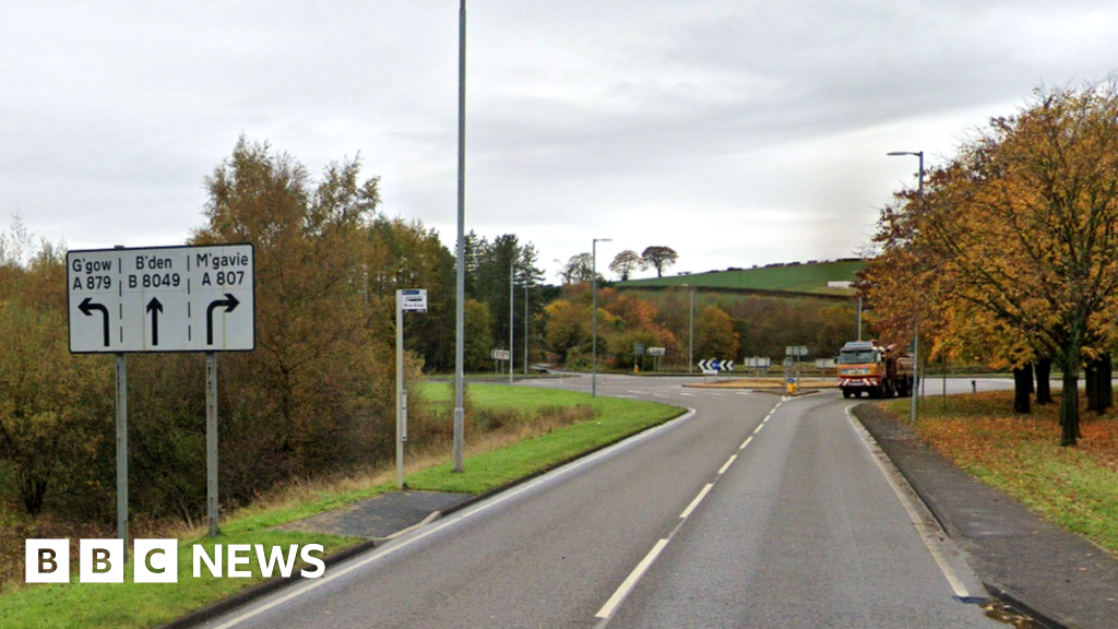 Driver dies days after crash in north of Glasgow - BBC News
