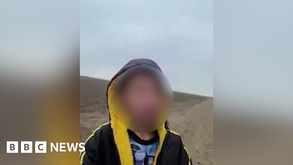 'Can you help me?' Boy found alone at the border