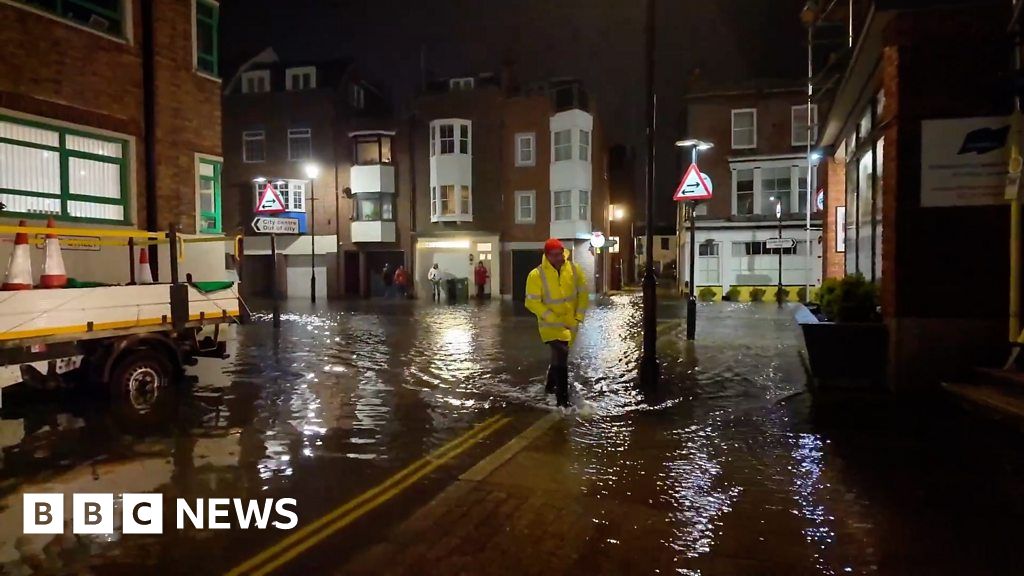 Footage shows portsmouth high tide flooding