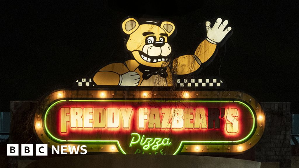 FNAF Movie Freddy Animatronic REVEALED!! (Five Nights At Freddy's Movie  News) 