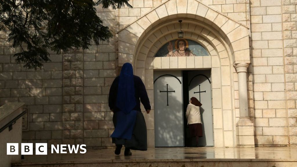 Цивилни в капан в църква в град Газа живеят в