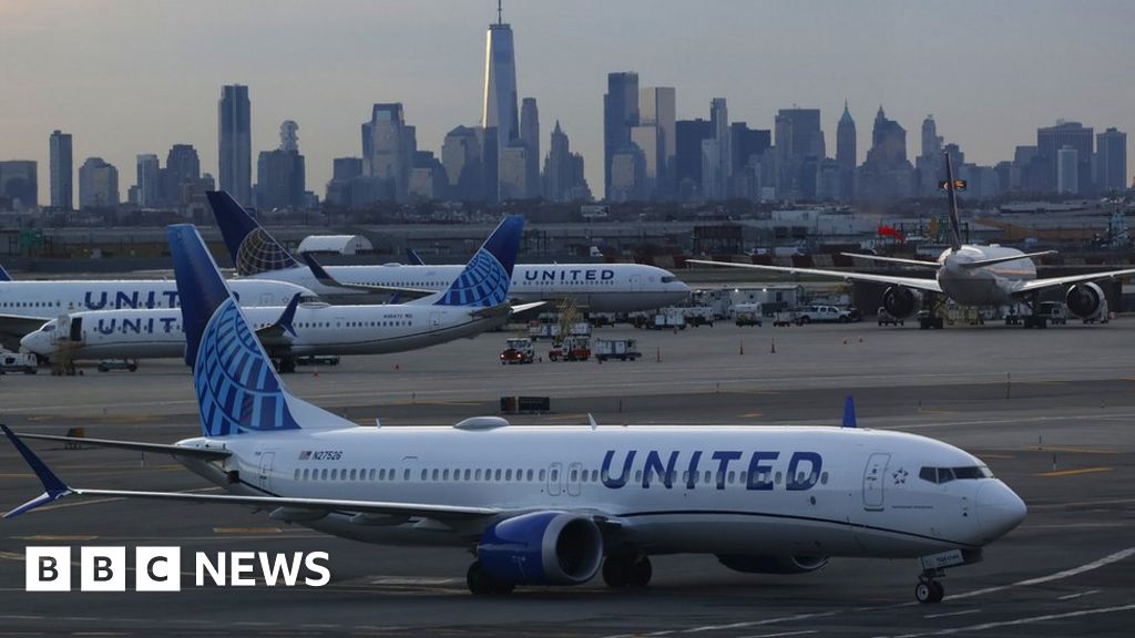 United Airlines flight forced to divert due to alleged intoxication of passengers