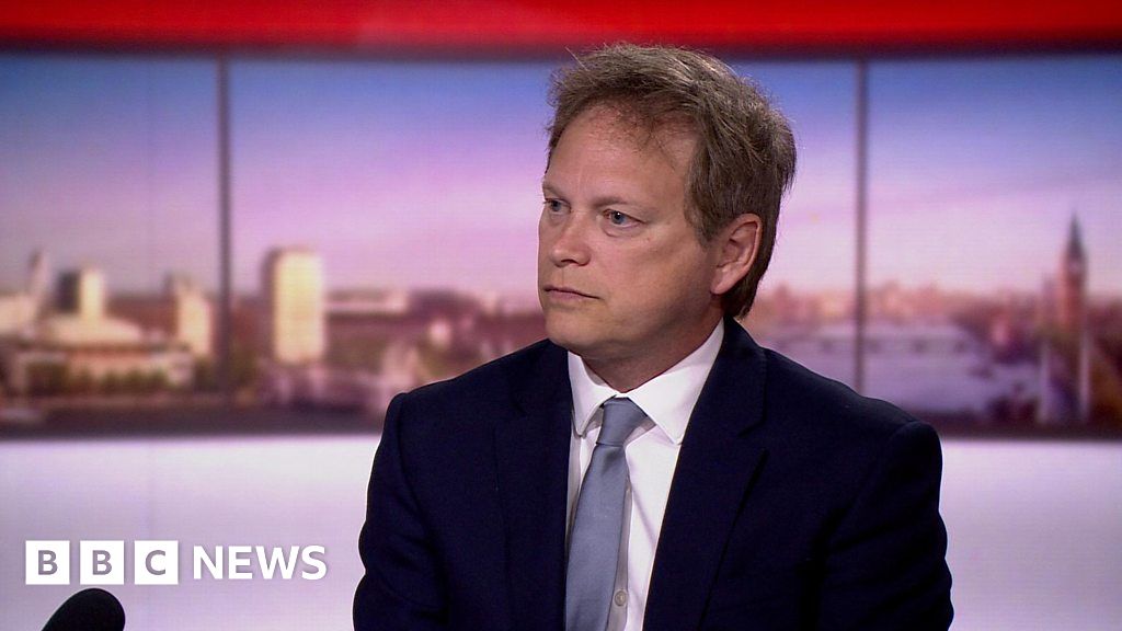 Coronavirus: 14-day quarantine possible for UK visitors - Shapps - BBC News