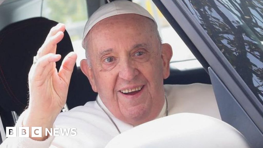 पोप फ्रांसिस ने अस्पताल से छुट्टी के बाद खजूर रविवार की सेवा की अगुवाई की
