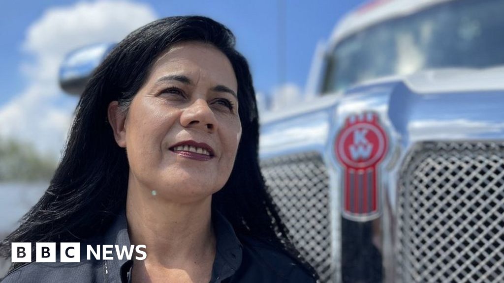 Gunmen and sexism: On the road with Mexico's women truckers
