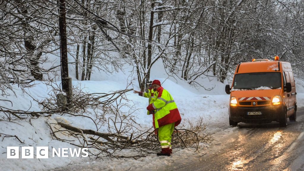 Alps Weather: Heavy Snow Cuts Off Ski Resorts - BBC News