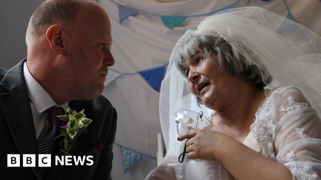 Couple Wed 36 Hours Before Bride Dies In Norfolk Hospital Bbc News