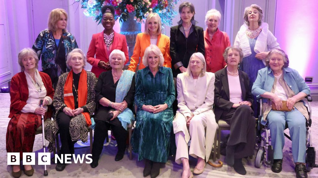 Queen joins a dozen dames to celebrate Shakespeare