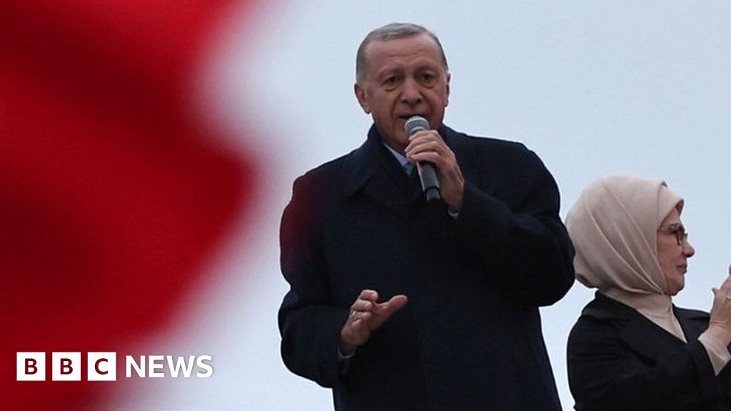 土耳其总统在公共汽车顶部向支持者唱歌