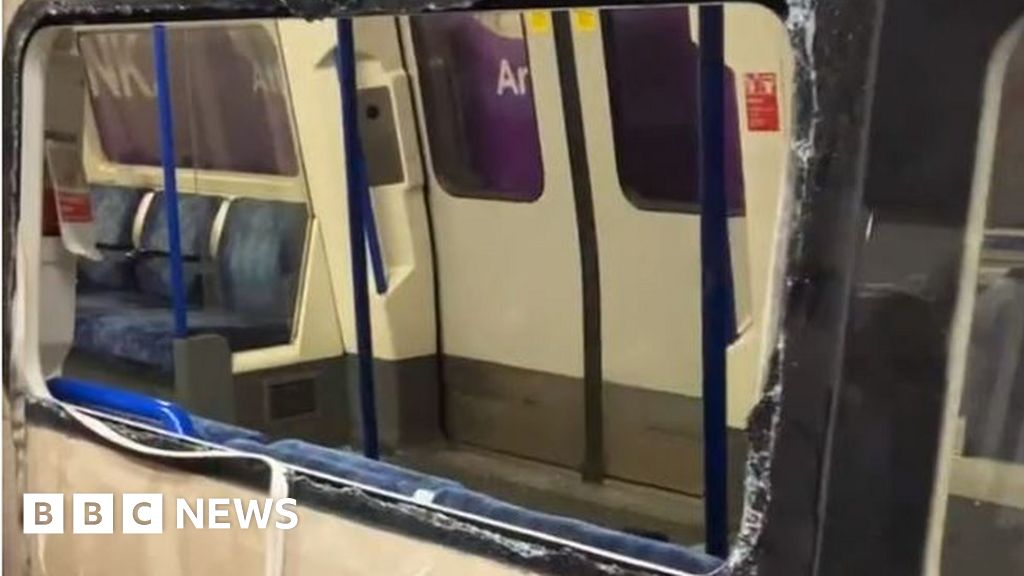 Clapham Common: Passengers smash Tube train windows in fire alert