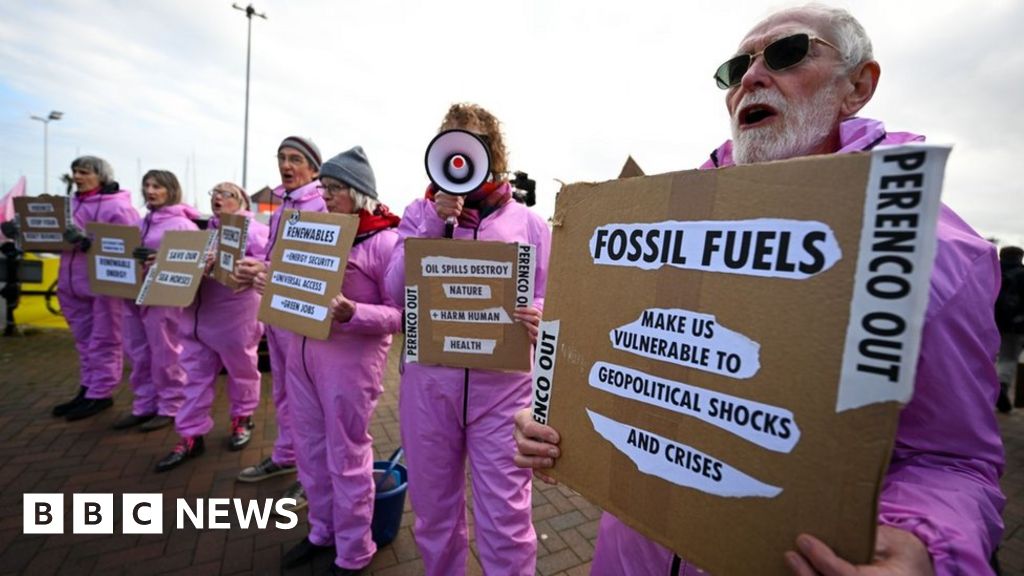 Poole Harbour: Protest held after pipeline leak – NewsEverything England