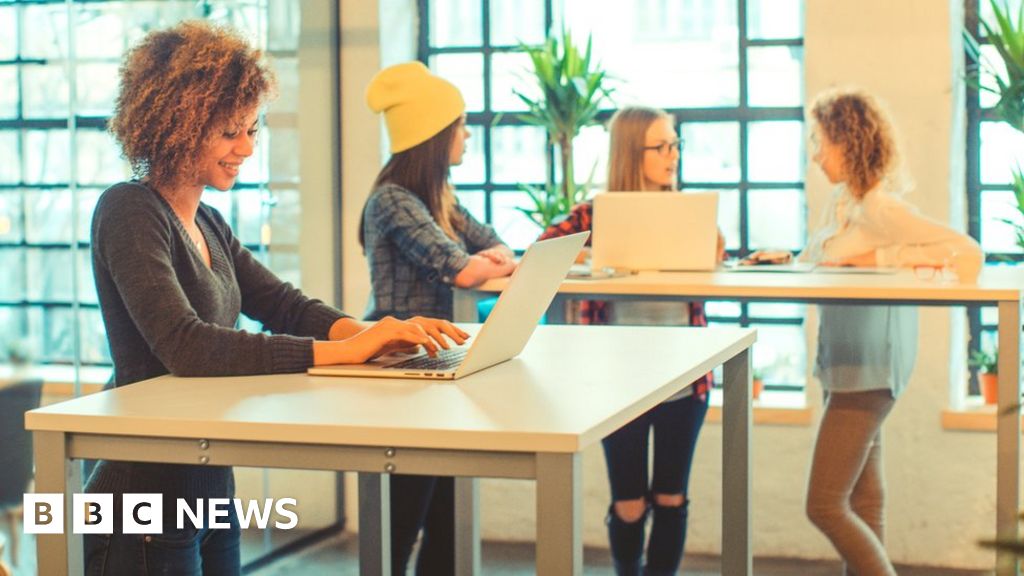 Standing-desk workers 'less tired, more engaged'